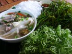 Lẩu sườn non nấu măng chua quả mắc mật